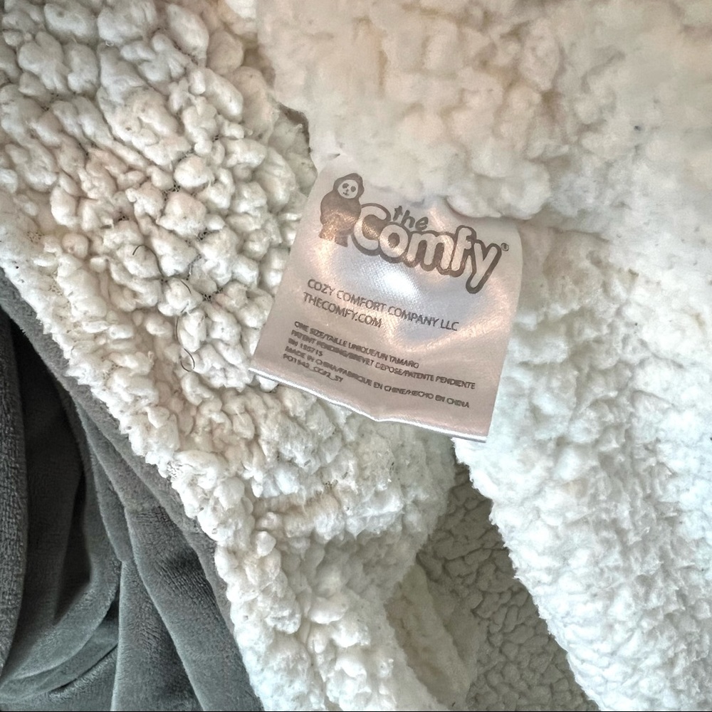 The Comfy sherpa lined hooded sweatshirt blanket - Picture 3 of 5